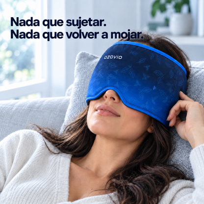 Femme allongée sur un canapé avec le masque anti-migraine OZOVIO, sans avoir à le tenir avec la main